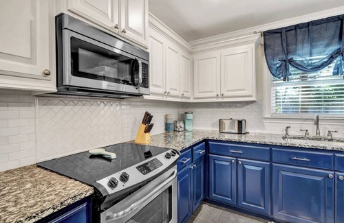 Tyler Apartment | Green Acres District, Sleeps 8, King/Queen