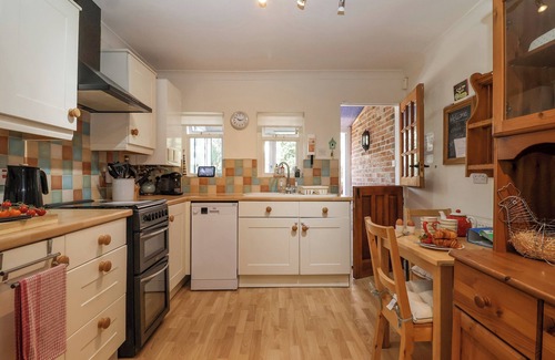 Reydon Cottage | GREEN GATE COTTAGE, pet friendly, with open fire in Reydon