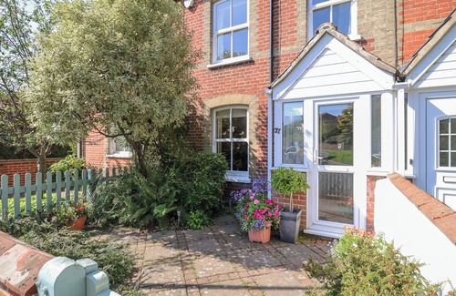 Reydon Cottage | GREEN GATE COTTAGE, pet friendly, with open fire in Reydon