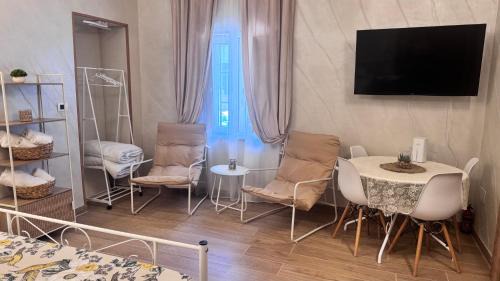 Naples Apartment | Green House