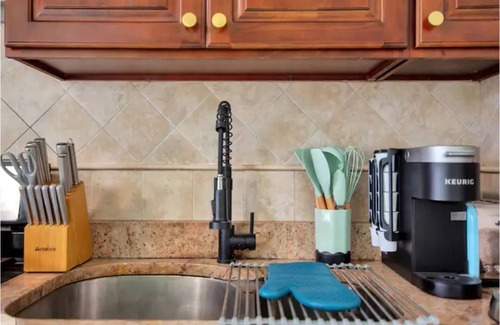 East Rock Apartment | Green N' Groovy in the Heart of East Rock Near DT | Yale |Cozy N' Comfortable