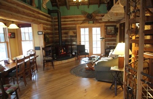 Amherst Cottage | Green, unique, comfortable, open loft cabin