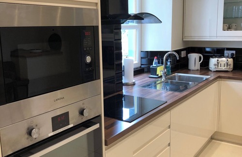 Tobermory House | Greenbank - stunning bay view property with hot tub and sauna!