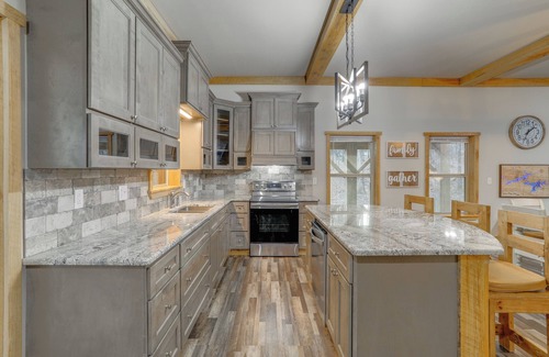 Drasco House | Greers Ferry Lake Access & Deck: Group Getaway!