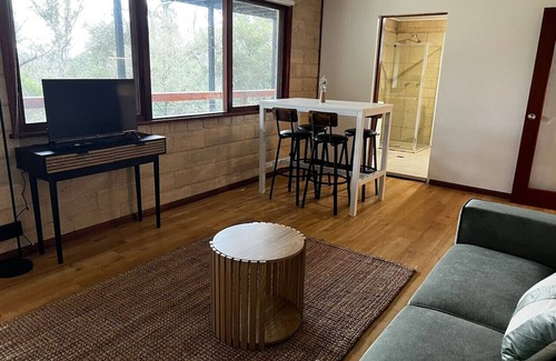 Mount Victoria Apartment | Grey Gum - spacious one bedroom apartment