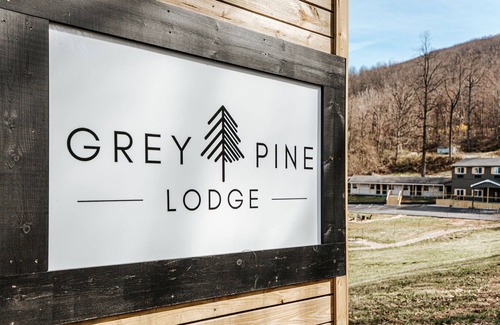 Waynesboro Apartment | Grey Pine Lodge | Queen/Queen | BEST Location & Amenities!