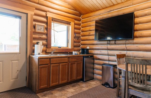Bozeman Cabin | Grizzly Bear Cabin #7 at Gallatin Canyon Cabins