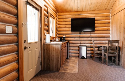 Bozeman Cabin | Grizzly Bear Cabin #7 at Gallatin Canyon Cabins