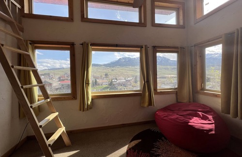Gardiner House | Grizzly Den - Above the River! Yellowstone mountain views and Air Conditioning!
