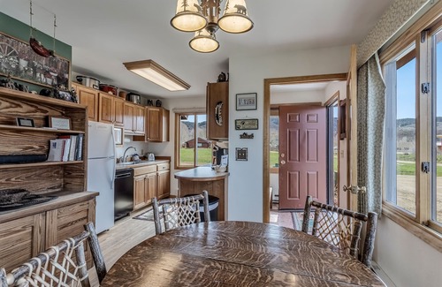 Clark Cabin | Grizzly - Stunning mountain views on the Elk River