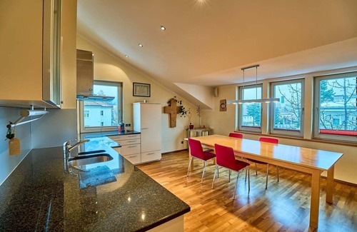 Innsbruck City Centre Apartment | Große, Exklusive Wohnung mit Balkon und Fantastischer Aussicht auf die Bergwelt