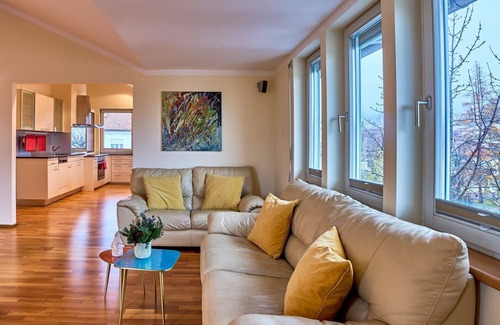 Innsbruck City Centre Apartment | Große, Exklusive Wohnung mit Balkon und Fantastischer Aussicht auf die Bergwelt