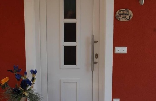 Wackersdorf Apartment | Großes, helles Appartement (90qm) für bis zu 6 Personen in Seenähe