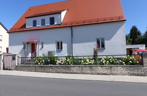 Neumarkt in der Oberpfalz Apartment | Großzügige Ferienwohnung mit Terrasse und Garten