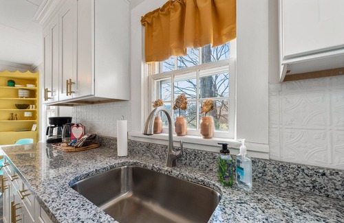 Fort Payne House | Groovy Getaway Loft in Downtown Area with Super Fast Wi-Fi & Dog Friendly