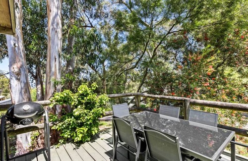Lorne House | Groovy Lorne Ocean View Log House, Pet Friendly (Freshly renovated)