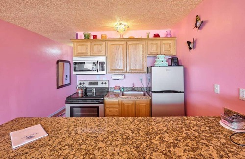 Lincoln City Condo | Groovy Oceanfront Suite - Top Floor - Pool and Sauna - Sleeps 4!