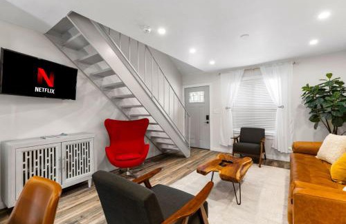 St. Edwards House | Groovy Townhouse near SoCo