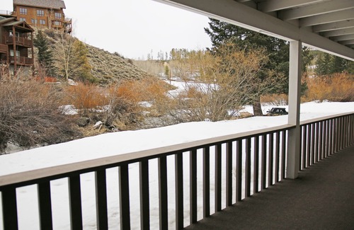 Winter Park Condo | Ground floor condo with free Wi-Fi, flat screen TV and next to the Fraser River
