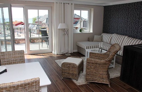 Lemkenhafen Apartment | Ground floor flat with a view of the marina