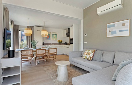 Ouddorp House | Ground-floor new-build holiday home in Duynhof park with luxury kitchen, air conditioning and sunny terrace with electric BBQ.