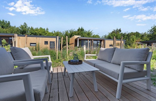 Ouddorp House | Ground-floor new-build holiday home in Duynhof park with luxury kitchen, air conditioning and sunny terrace with electric BBQ.