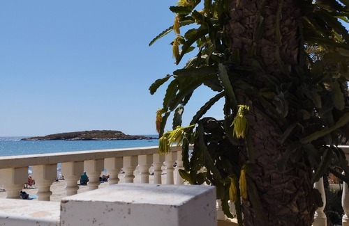 Los Puertos Apartment | Ground floor with access from the terrace to the seashore on Isla Plana beach