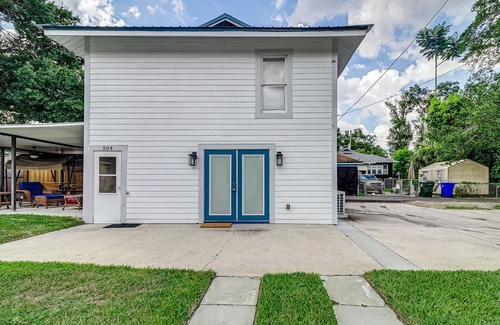 Lakeland Apartment | Ground Level Studio Apt. w/Kitchenette + King Bed ~ Dogs Welcome