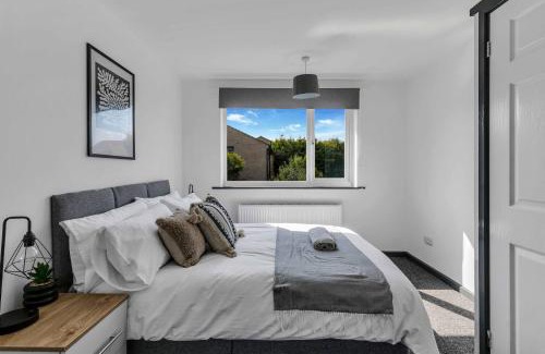 Ashby-de-la-Zouch Apartment | Group-Friendly 4-BR Home with Space & Comfort