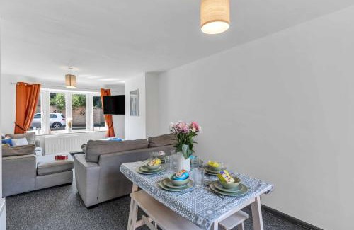 Ashby-de-la-Zouch Apartment | Group-Friendly 4-BR Home with Space & Comfort