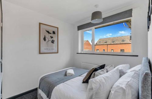 Ashby-de-la-Zouch Apartment | Group-Friendly 4-BR Home with Space & Comfort
