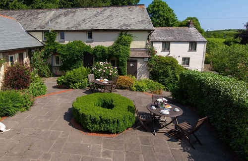 Berrynarbor House | Group friendly, 6-bedroom house, sleeping 12 with onsite swimming pool