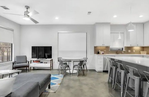 Swede Hill House | Group Getaway with Views - Sleeps 12 - Free Parking