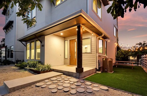 Swede Hill House | Group Getaway with Views - Sleeps 12 - Free Parking