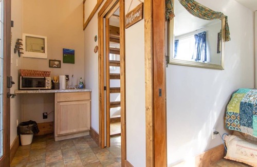 Bloomington House | Group Retreat – Sleeps 20–50 | Hot Tub, Pool, Cabins & Camping Area Less than 10 minutes from India