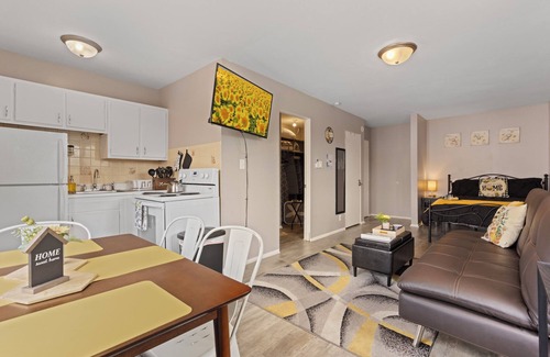 Aurora Apartment | Groups/Contractors/Retreats Sleeps 6/WIFI & Parking