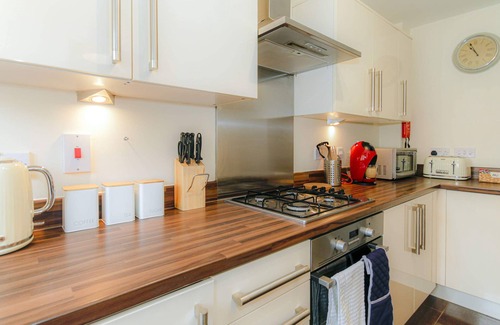 Peterborough House | Groups & Family Discounts | 3BR House Emperor