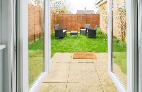 Peterborough House | Groups & Family Discounts | 3BR House Emperor