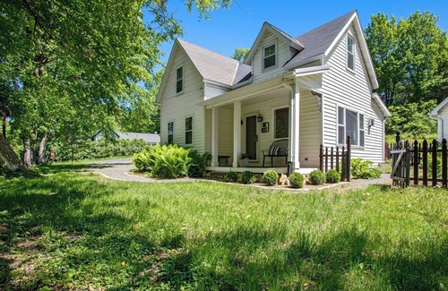 Taylors Falls Cottage | Grove Cottage walkable Taylors Falls retreat- close to Minneapolis/St. Paul!