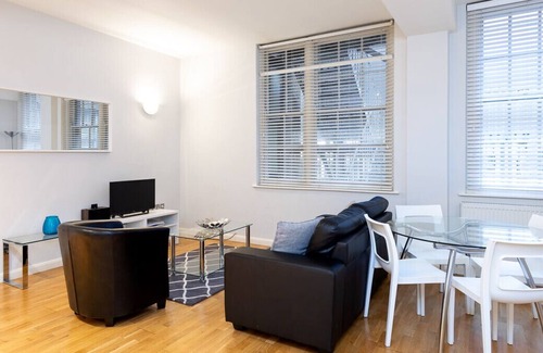 Queenhithe Apartment | Groveland Court Residence VIII
