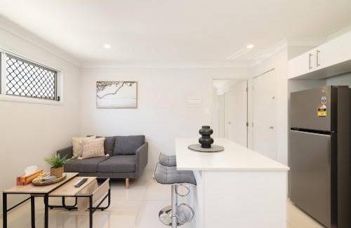 Rocklea Apartment | GST Credits! AC! Shops! Parking! Espresso! 535F1
