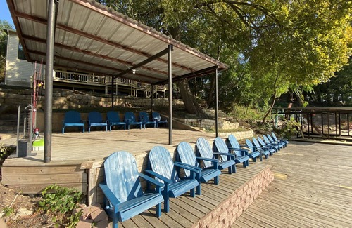 Seguin House | Guadalupe Riverfront/Sleeps 20/Kayaks/Shuffleboard/Fishing/Tubing/Poker Table