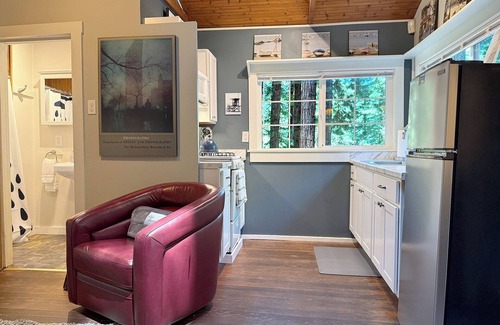 Guerneville Cottage | GuernevilleCottageRelax-Rejuvenate-Rekindle amongRedwoods-FrTbl,HtTb,WiFi,Pup