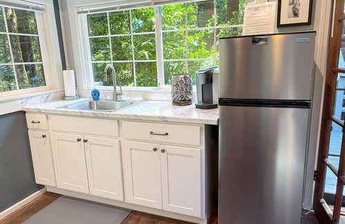 Guerneville Cottage | GuernevilleCottageRelax-Rejuvenate-Rekindle amongRedwoods-FrTbl,HtTb,WiFi,Pup