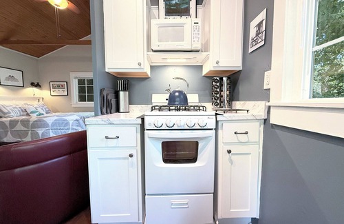 Guerneville Cottage | GuernevilleCottageRelax-Rejuvenate-Rekindle amongRedwoods-FrTbl,HtTb,WiFi,Pup