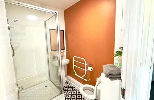 Cradley Apartment | Guest Choice! Apartment Smart Tv Parking Sofa Bed