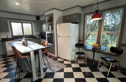 Glenn House | Guest Fav- Cozy Fall Retreat near Saugatuck–Lush Yard, Orchards, Shops, Wineries