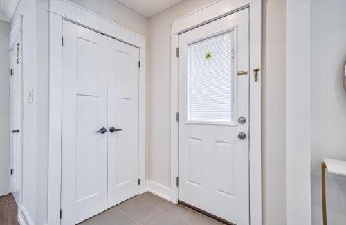 Burlington House | Guest Favorite Luxury 3BR Getaway 5 Min to Lake Big Yard Fun