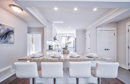 Burlington House | Guest Favorite Luxury 3BR Getaway 5 Min to Lake Big Yard Fun