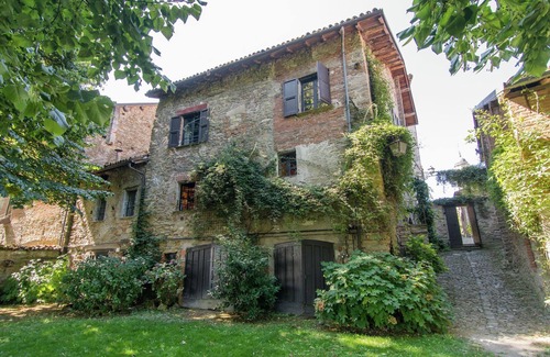 Saint-remy-de-provence Apartment | Guest House in Monferrato with Castle Views
